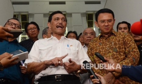 Menteri Koordinator Bidang Kemaritiman Luhut Binsar Pandjaitan (kedua kiri) bersama Gubernur Provinsi DKI Jakarta Basuki Tjahaja Purnama (kanan) memberikan keterangan kepada awak media seusai melakukan pertemuan tertutup di Kantor Kementerian ESDM, Jakarta