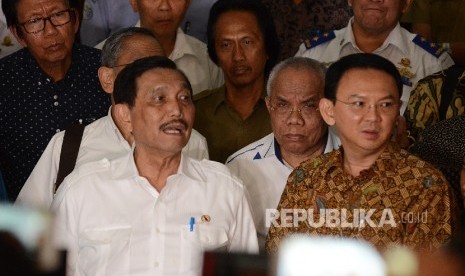 Menteri Koordinator Bidang Kemaritiman Luhut Binsar Pandjaitan (kiri) bersama Gubernur Provinsi DKI Jakarta Basuki Tjahaja Purnama (kanan).