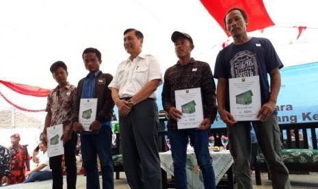 Menteri Koordinator Bidang Kemaritiman Luhut Binsar Pandjaitan meluncurkan program satu juta nelayan berdaulat di TPI Palangpang, Desa Ciwaru, Kecamtan Ciemas, Kabupaten Sukabumi Rabu (10/4).