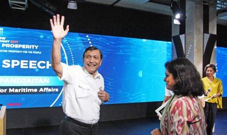 Coordinating Minister for Maritime Affairs Luhut Binsar Pandjaitan (white shirt).