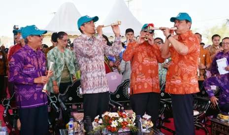 Menteri Koordinator Bidang Kemaritiman, Luhut Binsar Panjaitan dan Gubernur NTB TGB Zainul Majdi membuka Sail Moyo Tambora 2018 di Pelabuhan Badas, Kabupaten Sumbawa, Nusa Tenggara Barat (NTB), Ahad (9/9).