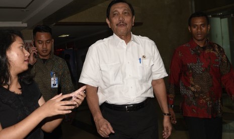 Menteri Koordinator Bidang Kemaritiman Luhut Binsar Panjaitan (kedua kanan) 