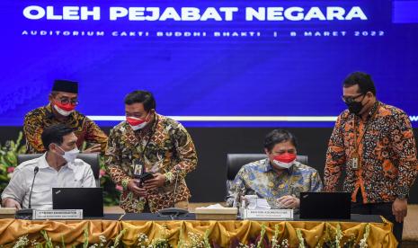 Menteri Koordinator Bidang Kemaritiman Luhut Binsar Panjaitan (kiri) bersama Menteri Koordinator Bidang Perekonomian Airlangga Hartarto (kedua kanan) didampingi petugas pajak melaporkan Surat Pemberitahuan Tahunan atau SPT Tahunan Wajib Pajak Orang Pribadi Tahun Pajak 2021 di Kantor Pusat Direktorat Jenderal Pajak Kementerian Keuangan, Jakarta, Selasa (8/3/2022). Direktorat Jendral Pajak mengundang sejumlah pejabat negara untuk melaporkan SPT Tahunan Wajib Pajak Orang Pribadi tahun pajak 2021 secara serentak melalui aplikasi e-filing.