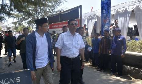 Menteri Koordinator bidang Kemaritiman Luhut Binsar Panjaitan, Menteri Pariwisata Arief Yahya, Gubernur NTB Muhammad Zainul Majdi atau Tuan Guru Bajang (TGB) meninjau dan menggelar rapat koordinasi pemulihan pariwisata pascabencana di Gili Trawangan, Lombok Utara, NTB, Ahad (16/9).