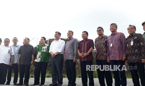 Menteri Koordinator Bidang Kemaritiman Luhut Binsar Panjaitan (tengah), Menteri Keuangan Rini Soemarno (kedua dari kiri), Gubernur BI Agus Martowardojo (kiri), Dirut ITDC Abdulbar (keempat dari kanan), Sekretaris Daerah NTB Rosiady (ketiga dari kanan) berfoto bersama usai meninjau KEK Mandalika dalam persiapan Annual Meeting IMF-World Bank 2018 di Pantai Kuta Mandalika, Lombok Tengah, NTB, Kamis (1/3).