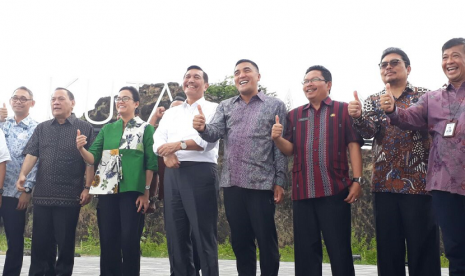 Menteri Koordinator Bidang Kemaritiman Luhut Binsar Panjaitan (tengah), Menteri Keuangan Sri Mulyani (kedua dari kiri), Gubernur BI Agus Martowardojo (kiri), Dirut ITDC Abdulbar (keempat dari kanan), Sekretaris Daerah NTB Rosiady (ketiga dari kanan) berfoto bersama usai meninjau KEK Mandalika dalam  persiapan Annual Meeting IMF-World Bank 2018 di Pantai Kuta Mandalika, Lombok Tengah, NTB, Kamis (1/3).  