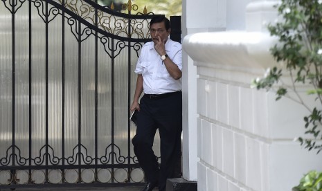 Menteri Koordinator bidang Kemaritiman Luhut Panjaitan meninggalkan Kompleks Istana Kepresidenan Jakarta usai menghadap Presiden Joko Widodo di Jakarta, Senin (20/11). 