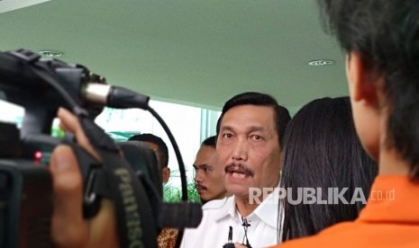 Menteri Koordinator Bidang Kemaritiman (Menko Maritim) Luhut Binsar Pandjaitan menjelaskan hasil rapat perkembangan pembangunan light rail transit (LRT) di Kemenko Maritim, Rabu (11/4).