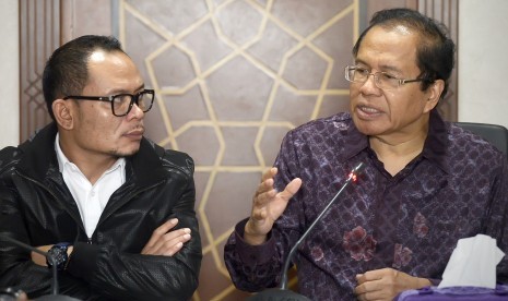  Menteri Koordinator Bidang Kemaritiman Rizal Ramli (kanan) bersama Menteri Ketenagakerjaan Hanif Dhakiri (kiri) memaparkan hasil rapat koordinasi membahas kompetensi tenaga kerja bidang kemaritiman, Jakarta, Selasa (19/4). 