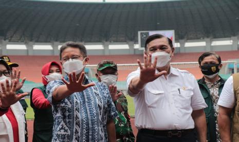 Menteri Koordinator Bidang Maritim dan Investasi Luhut Binsar Pandjaitan (kanan) dan Menteri Kesehatan Budi Gunadi Sadikin (kiri). 