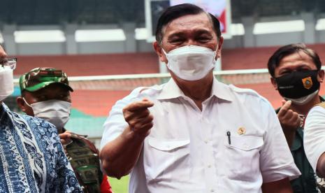 Menteri Koordinator Bidang Maritim dan Investasi Luhut Binsar Pandjaitan tetap mengingatkan masyarakat waspada serangan Covid-19   