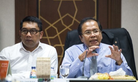 Menteri Koordinator bidang Maritim dan Sumber Daya Rizal Ramli (kanan) didampingi Walikota Bandung Ridwan Kamil (kiri) seusai rapat koordinasi antar lembaga pemerintah pusat dan daerah di Jakarta, Selasa (24/11). 