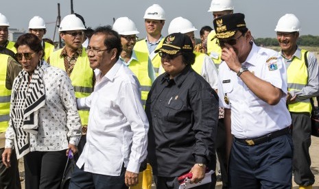 Menteri Koordinator Bidang Maritim dan Sumber Daya Rizal Ramli didampingi Menteri Kelautan dan Perikanan Susi Pudjiastuti, Menteri Lingkungan Hidup dan Kehutanan Siti Nurbaya dan Gubernur DKI Jakarta Basuki Tjahaja Purnama saat mengunjungi reklamasi pulau 