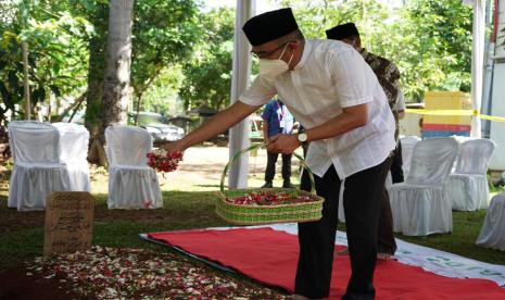 Menteri Koordinator Bidang Pembangunan Manusia dan Kebudayaan Indonesia, Prof. Dr. Muhadjir Effendy, M.A.P, berkunjung ke Pesantren Tahfizh Daarul Qur’an untuk ziarah ke makam Syekh Ali Jaber.