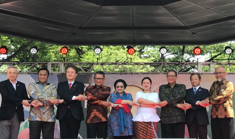  Menteri Koordinator Bidang Pembangunan Manusia dan Kebudayaan (Menko PMK), Puan Maharani, menghadiri rangkaian acara Festival Indonesia di Hibiya Park, Tokyo.