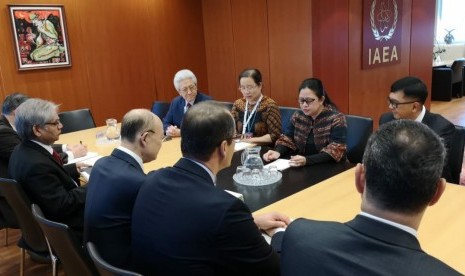  Menteri Koordinator Bidang Pembangunan Manusia dan Kebudayaan (Menko PMK) Puan Maharani bertemu dengan Dirjen Badan Tenaga Atom Internasional (IAEA) Yukiya Amano di Wina, Austria, (28/11).