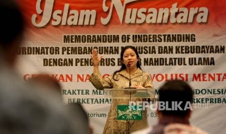 Menteri Koordinator bidang Pembangunan Manusia dan Kebudayaan (Menko PMK) Puana Maharani menyampaiakn pidato pengantarnya jelang penandatanganan kerja sama Gerakan Nasional Revolusi Mental di kantor pusat PBNU, Jakarta, Rabu (3/5). 