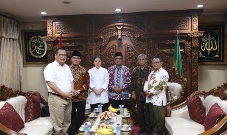 Menteri Koordinator Bidang Pembangunan Manusia dan Kebudayaan (Menko PMK), Puan Maharani menemui dan melakukan silaturahmi dengan Pengurus Pusat Muhammadiyah. Pertemuan membahas soal kemajemukan bangsa dan membangun sinergi melaksanakan Gerakan Nasional Revolusi Mental.