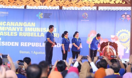 Menteri Koordinator Bidang Pembangunan Manusia dan Kebudayaan (Menko PMK), Puan Maharani ikut mendampingi Presiden Joko Widodo dalam acara Pencanangan Kampanye Tingkat Nasional dan Introduksi Imunisasi Campak (Measles) Rubella (MR).