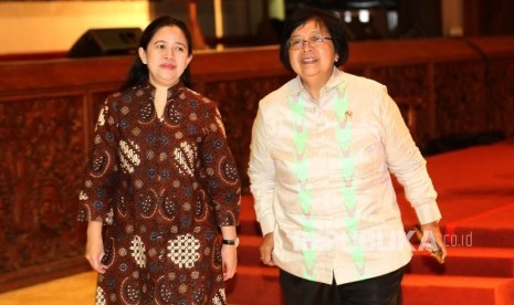 Menteri Koordinator bidang Pembangunan Manusia dan Kebudayaan (Menko PMK) Puan Maharani (kiri) berjalan bersama Menteri Lingkungan Hidup dan Kehutanan Siti Nurbaya (kanan).