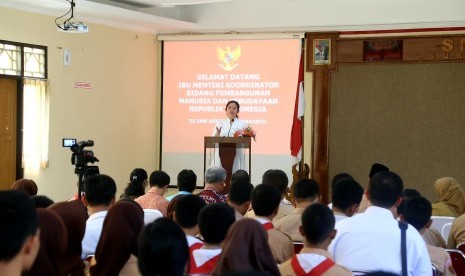 Menteri Koordinator Bidang Pembangunan Manusia dan Kebudayaan (Menko PMK), Puan Maharani, pada saat melakukan kunjungan kerja di SMK Negeri 2 Manahan, Solo, Jawa Tengah, dalam  keterangannya, Senin (14/8).