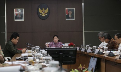 Menteri Koordinator Bidang Pembangunan Manusia dan Kebudayaan (Menko PMK), Puan Maharani saat memimpin Rapat Tingkat Menteri (RTM) membahas Evaluasi Sea Games Kuala Lumpur 2017 dan Persiapan Sukses Prestasi Asian Games  dan Asian Para Games 2018 di Kantor Kemenko PMK, Jakarta, Senin (2/10). 