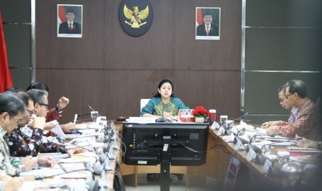 Menteri Koordinator Bidang Pembangunan Manusia dan Kebudayaan (Menko PMK) Puan Maharani, menggelar rapat koordinasi tingkat menteri. 