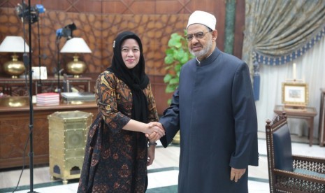 Menteri Koordinator Bidang Pembangunan Manusia dan Kebudayaan (Menko PMK) Puan Maharani membahas rencana kerja sama pembangunan Islam bersama Grand Sheikh Al-Azhar, Prof Dr Ahmad Mohamed Tayeb, di Kairo, Kamis (26/4).