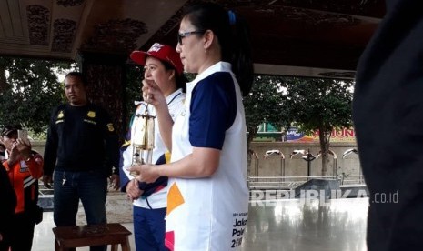 Menteri Koordinator bidang Pembangunan Manusia dan Kebudayaan (Menko PMK) Puan Maharani kembali menyerahkan obor atau torch relay Asian Games 2018 ke Mantan petenis meja nasional, Ling Ling Agustin di depan makam proklamator Indonesia Soekarno, di Kota Blitar, Jawa Timur, Jumat (20/7). 