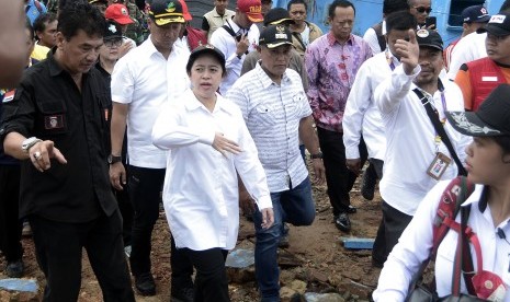 Menteri Koordinator Bidang Pembangunan Manusia dan Kebudayaan (Menko PMK) Puan Maharani (kedua kiri) meninjau lokasi tsunami di Desa Way Muli, Kecamatan Rajabasa, Lampung Selatan, Lampung, Selasa (25/12/2018). 