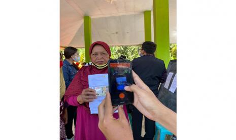 Menteri Koordinator Bidang Pembangunan Manusia dan Kebudayaan (Menko PMK) Muhadjir Effendy memberikan 'sinyal' bahwa program bantuan sosial tunai (BST) bisa diperpanjang. 