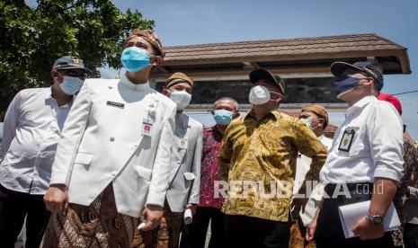 Menteri Koordinator Bidang Pembangunan Manusia dan Kebudayaan (Menko PMK) Muhadjir Effendy (kedua kanan) didampingi Wali Kota Solo Gibran Rakabuming Raka (kedua kiri) meninjau Rusunawa Semanggi, Solo, Jawa Tengah, Kamis (2/9). 