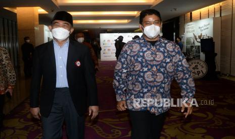 Menteri Koordinator Bidang Pembangunan Manusia dan Kebudayaan (Menko PMK) Muhadjir Effendy bersama Kepala Republika Online Elba Damhuri usai menghadiri malam penganugerahan Republika.co.id Award 2021 di Jakarta, Kamis (7/10).  Kegiatan yang mengakat tema #BangkitBareng ini merupakan puncak peringatan HUT Republika.co.id ke 26 tahun.