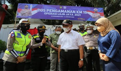 Menteri Koordinator Bidang Pembangunan Manusia dan Kebudayaan (Menko PMK) Muhadjir Effendy melakukan peninjauan beberapa lokasi yang diindikasikan ramai mobilitas masyarakat di Kota Bekasi, Jawa Barat, pada pada Ahad (26/12). 