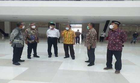 Menteri Koordinator Bidang Pembangunan Manusia dan Kebudayaan (Menko PMK) RI, Muhadjir Effendy, mengunjungi Edutorium Universitas Muhammadiyah Surakarta (UMS) yang akan digunakan sebagai lokasi Muktamar ke-48 Muhammadiyah pada November di Solo, Jawa Tengah, Selasa (25/1).