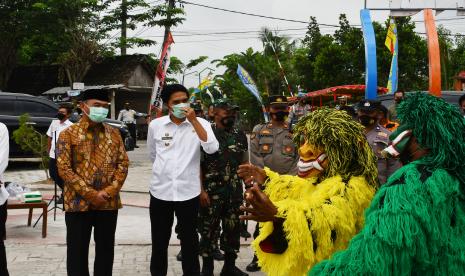 Menteri Koordinator Bidang Pembangunan Manusia dan Kebudayaan (Menko PMK) Muhadjir Effendy (kiri) didampingi Bupati Madiun Ahmad Dawami (kedua kiri) menyaksikan tari Dongkrek saat kunjungan kerja di Madiun, Jawa Timur, Rabu (26/1/2022). Menko Muhadjir dalam pengarahannya mengajak para pemangku kepentingan dan masyarakat untuk bersama-sama melakukan penanggulangan stunting. 