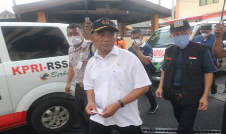 Menteri Koordinator Bidang Pembangunan Manusia dan Kebudayaan (Menko PMK) Muhadjir Effendy (kedua kiri) berjalan ke tempat identifikasi jenazah korban kerusuhan sepak bola di Rumah Sakit Saiful Anwar, Malang, Jawa Timur, Ahad (2/10/2022). Pemerintah akan meninjau ulang penyelenggaraan Kompetisi Liga 1 pascakerusuhan di Stadion Kanjuruhan Malang.