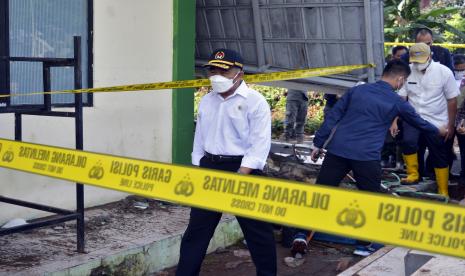 Menteri Koordinator Bidang Pembangunan Manusia dan Kebudayaan (Menko PMK) Muhadjir Effendy meninjau lokasi musibah meninggalnya siswa yang tertimpa bangunan roboh di MTsN 19 Jakarta, Pondok Labu, Jakarta, Jumat (7/10/2022). Menko PMK akan berkoordinasi dengan Kementerian PUPR dan Pemprov DKI Jakarta untuk penataan ulang fasilitas sekolah akibat banjir yang menyebabkan tiga siswa meninggal dunia. 