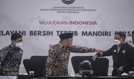 Menteri Koordinator Bidang Pembangunan Manusia dan Kebudayaan (Menko PMK) Muhadjir Effendy (tengah) berbincang dengan Menteri Pemuda dan Olahraga Zainudin Amali (kanan) disaksikan Wakil Menteri Kesehatan Dante Saksono Harbuwono (kiri) sebelum dimulainya Rapat Koodinasi Tingkat Menteri di Kantor Kemenko PMK, Jakarta, Rabu (19/10/2022). Rapat tersebut membahas impelemtasi Desain Besar Olahraga Nasional (DBON).