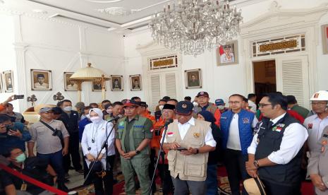 Menteri Koordinator Bidang Pembangunan Manusia dan Kebudayaan (Menko PMK) Muhadjir Effendy melakukan jumpers penanganan bencana di Cianjur di Pendopo Kabupaten Cianjur, Selasa (22/11/2022).