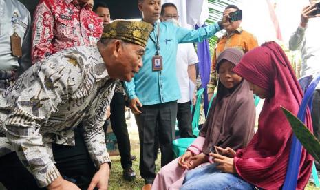 Menteri Koordinator Bidang Pembangunan Manusia dan Kebudayaan (Menko PMK), Muhadjir Effendy berbincang dengan anak-anak di Kota Pekanbaru.