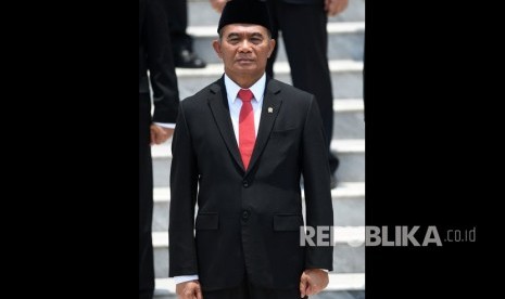 Menteri Koordinator Bidang Pembangunan Manusia dan Kebudayaan Muhadjir Effendy bersiap mengikuti foto bersama seusai pelantikan menteri Kabinet Indonesia Maju di Beranda Istana Merdeka, Jakarta, Rabu (23/10/2019). 