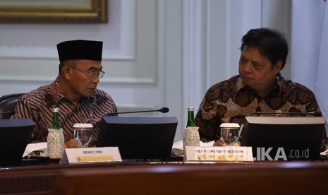 Menteri Koordinator bidang Pembangunan Manusia dan Kebudayaan Muhadjir Effendy (kiri) bersama Menteri Koordinator bidang Ekonomi Airlangga Hartarto mengikuti rapat terbatas di Kantor Presiden, Jakarta, Kamis (9/1/2020).