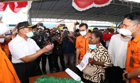 Menteri Koordinator Bidang Pembangunan Manusia dan Kebudayaan, Muhadjir Effendy di Papua. Menteri Koordinator Bidang Pembangunan Manusia dan Kebudayaan Muhadjir Effendy meninjau langsung pembangunan infrastruktur kesehatan di RSUD Ramela Muara Tami Provinsi Papua untuk memperkuat penanganan COVID-19 dan penyakit lainnya.