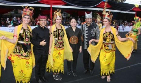 Menteri Koordinator Bidang Pembangunan Manusia dan Kebudayaan (PMK) Puan Maharani dan Menteri Pariwisata Arief Yahya hadiri Banyuwangi Ethno Carnival (BEC) 2017.