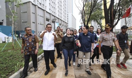 Menteri Koordinator Bidang Pembangunan Manusia dan Kebudayaan (PMK) Puan Maharani (tengah) didampingi Ketua Panitia Penyelenggara Asian Games 2018 (Inasgoc) Erick Thohir (kelima kanan), CdM kontingen Indonesia di Asian Games 2018 Komjen Pol Syafruddin (kedua kiri) dan Dirjen Penyediaan Perumahan Kemenpupr Khalawi (kiri) saat meninjau kesiapan Wisma Atlet Kemayoran, Jakarta, Ahad (4/2).