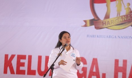 Menteri Koordinator Bidang Pembangunan Manusia dan Kebudayaan (PMK) Puan Maharani pada acara puncak peringatan Hari Keluarga Nasional XXV Tahun 2018 di Kawasan Megamas, Kota Manado, Sulawesi Utara, Sabtu (7/7). 