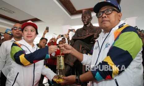 Menteri Koordinator Bidang Pembangunan Manusia dan Kebudayaan (PMK) Puan Maharani (Kiri) menyerahkan Api Obor Asean Games 2018 kepada Wakil Wali Kota Blitar Santoso (kanan) untuk diletakkan sejenak di Kantor Wali Kota Blitar saat Torch Relay Api Obor Asean Games 2018 di Blitar, Jawa Timur, Jumat (20/7). 