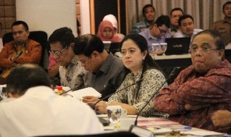 Menteri Koordinator Bidang Pembangunan Manusia dan Kebudayaan Puan Maharani (kedua kanan).