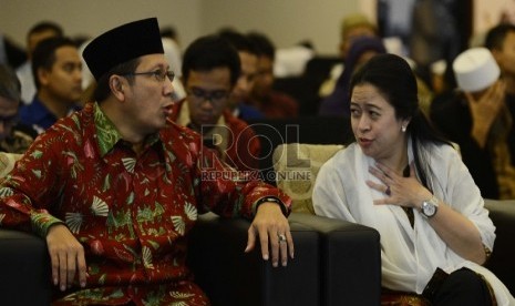 Menteri Koordinator Bidang Pembangunan Manusia dan Kebudayaan Puan Maharani (kanan) berbincang bersama Menteri Agama, Lukman Hakim Saifudin (kiri) sesaat setelah Launching Program Peningkatan Pendidikan Agama dan Keagamaan Pada Madrasah dan Pondok Pesantre